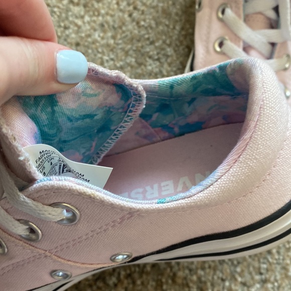 size 6 light Pink low top converse with padded tongue - Picture 3 of 4